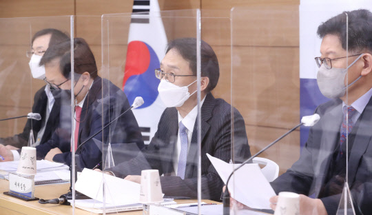 임재현 기획재정부 세제실장이 지난 5일 세종시 정부세종청사에서 열린 조세특례제한법과 소득세법·법인세법 개정안 마련 등 '2020년 세법개정 후속 시행령 개정안'과 관련해 사전 브리핑을 하고 있다. 연합뉴스.